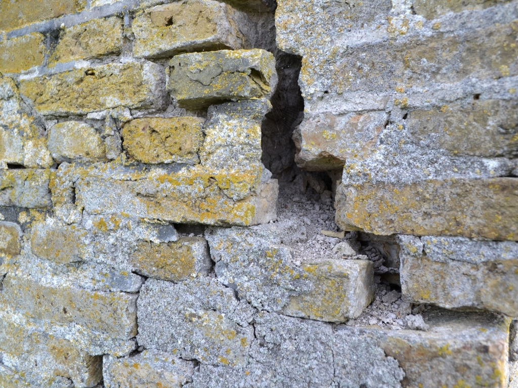 <p>Scheur in buitenmuur na bodemverzakking, zeer waarschijnlijk het gevolg van peilverlaging.</p>