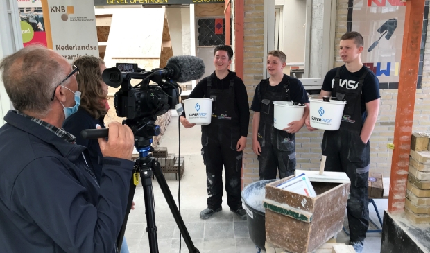 <p>De gelukkige prijswinnaars met het gereedschap.</p>