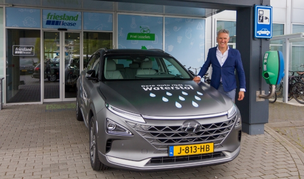 <p>Jan Baljeu bij een Hyundai NEXO op waterstof.</p>
