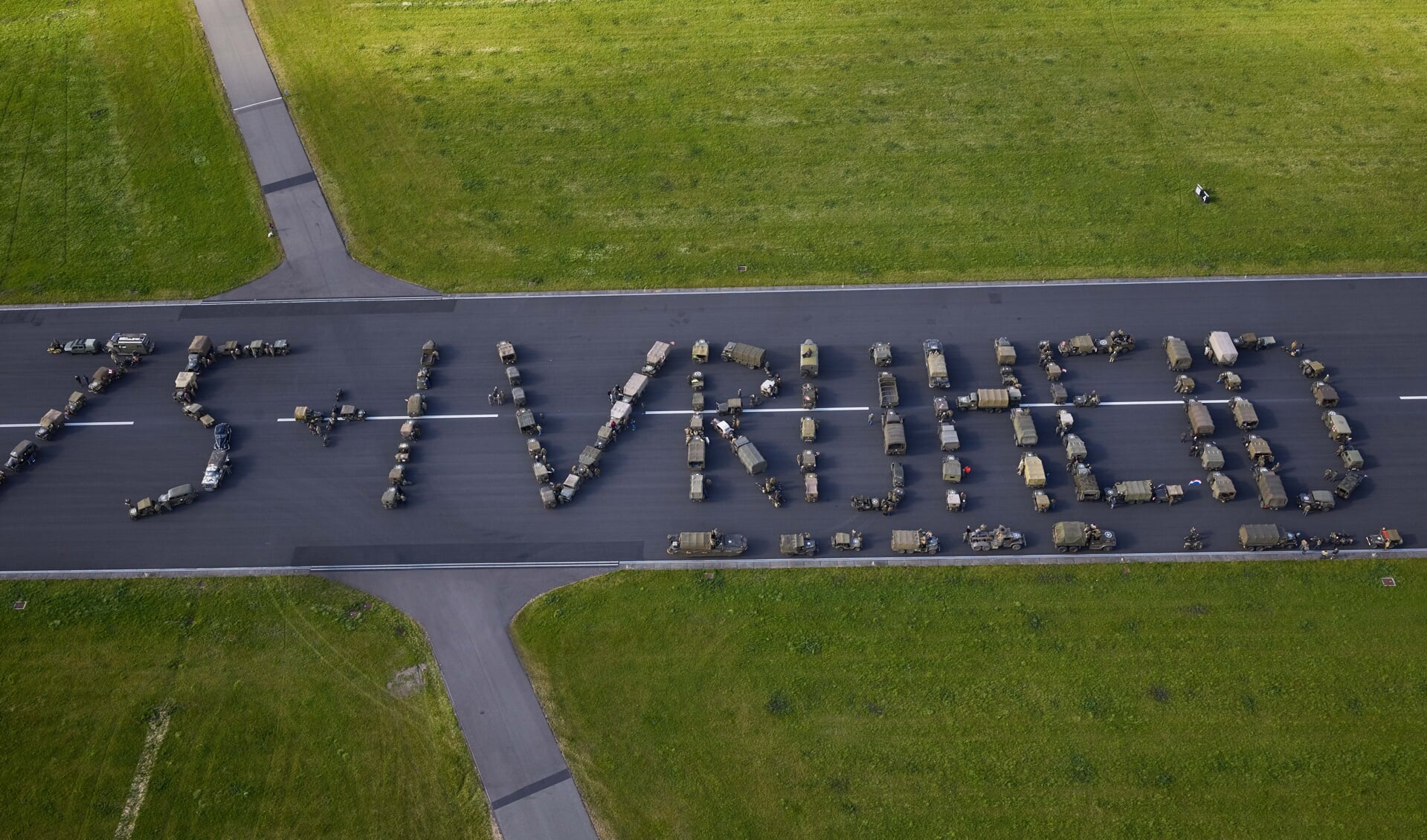 Legervoertuigen vormen de woorden ‘75+1 vrijheid’. Met dank aan: Vliegbasis Leeuwarden.