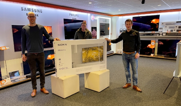 V.l.n.r.: Klaas Zuidersma, vormgever Weekblad Actief en Pro-Actief, prijswinnaar Hendrik Hooijenga en Menno Kats van Expert Meijer.