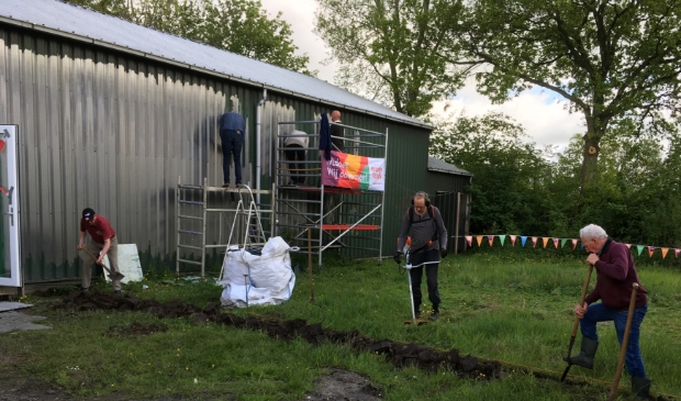 Vrijwilligers aan de slag bij de toekomstige locatie van Biljartclub Buitenpost e.o.