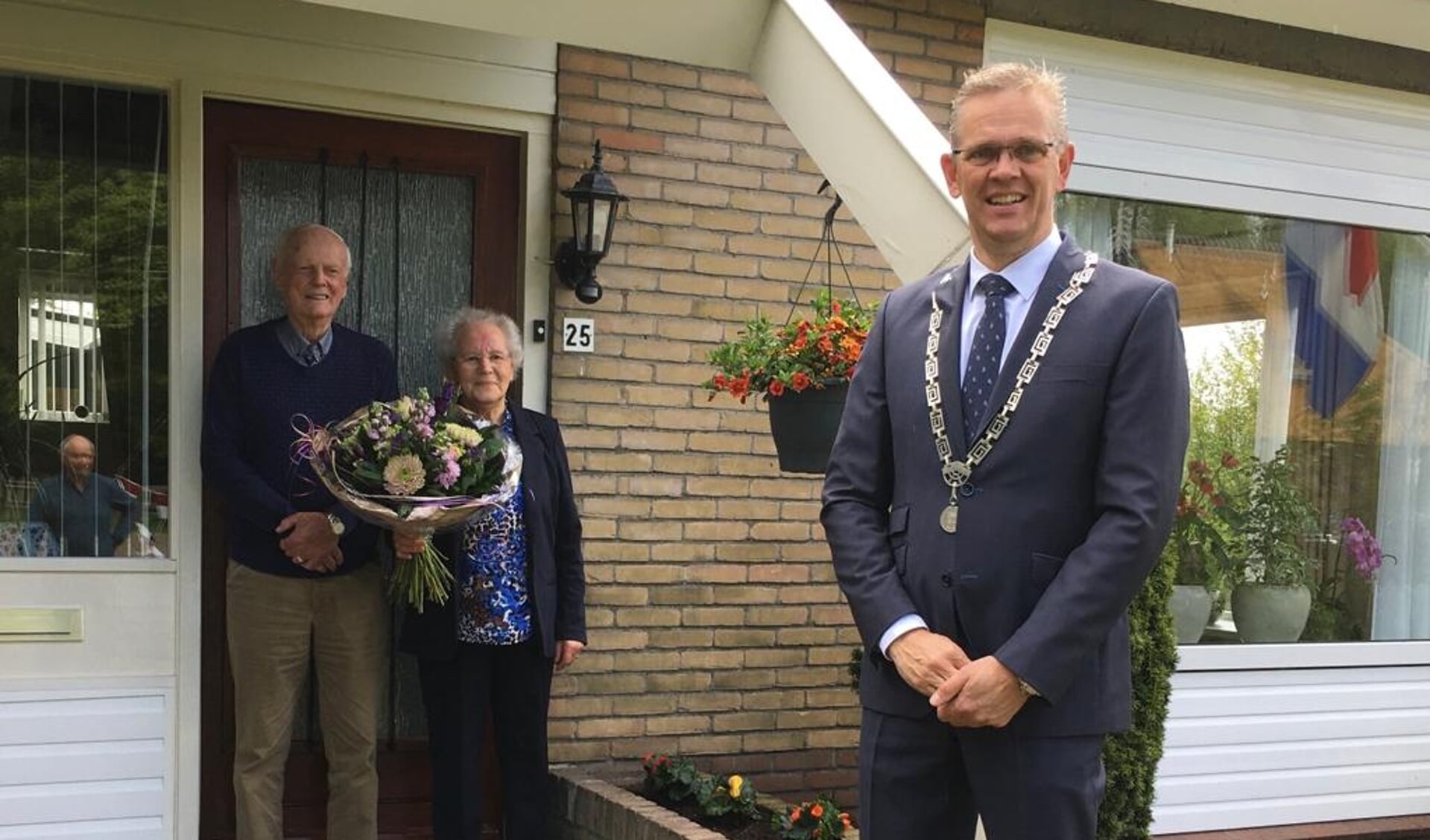 Burgemeester Jeroen Gebben met het echtpaar Hoekstra-Hoekstra.