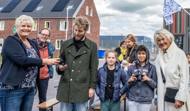 <p>V.l.n.r.: Gerda Bos en Siebren Baars (Rotary), Jochem Knoef (Vrolijkheid), Masha uit Oekraine, Rida uit Irak en Luc Baarsma (Filmcafé). Op de achtergrond Hilda Klaassen en Alie Popkema (Vrolijkheid).</p>