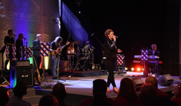 <p>Jayden zingt tijdens de vierde editie voor een volle zaal Rio van Maywood. De Feanster Music Night kon vanwege de corona-maatregelen in 2020 niet doorgaan.</p>