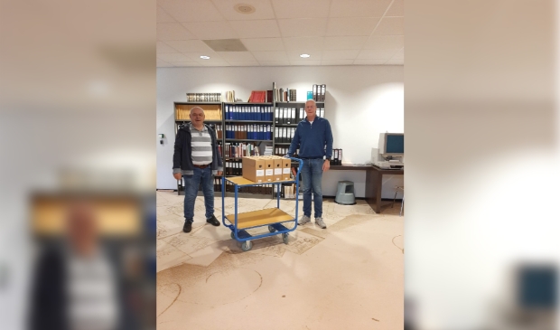 <p>De voorzitter van HVNF stelt het wagentje beschikbaar stelt aan Tjeerd Jongsma, de beheerder van het streekarchief gemeente Noardeast-Fryslân.</p>