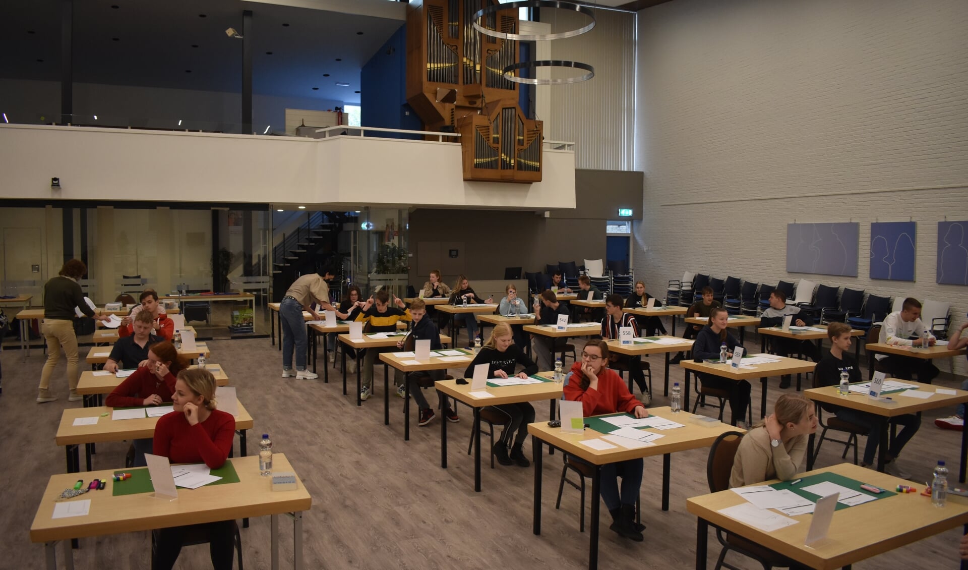 Bijna zeventig VMBO-leerlingen van Liudger Burgum deden maandag hun eerste examen (Nederlands) in De Ikker in Burgum.