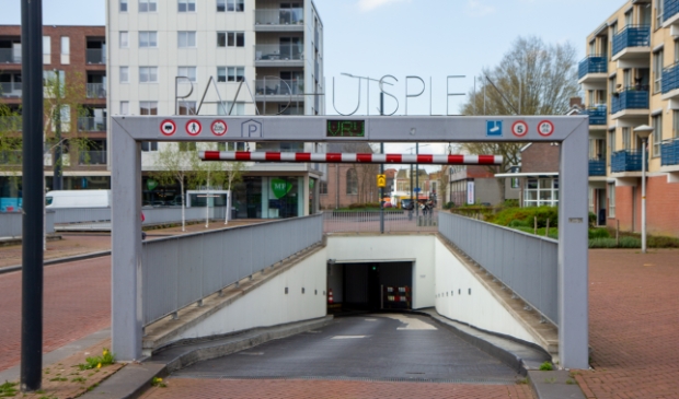 <p>Er staat niet altijd een lange rij voor de ingang van de parkeergarage onder het Raadhuisplein. Deze foto is maandagmiddag 10 mei gemaakt. </p>
