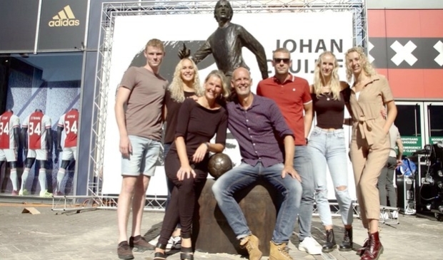 <p>Een trotse Hans Jouta met z'n naasten voor het beeld van Cruijff. V.l.n.r.: Arjen Dykstra, Elske Jouta, Doete Jouta, Hans Jouta, Sjoerd Jan Westra, Rixt Jouta en Berber Jouta.</p>