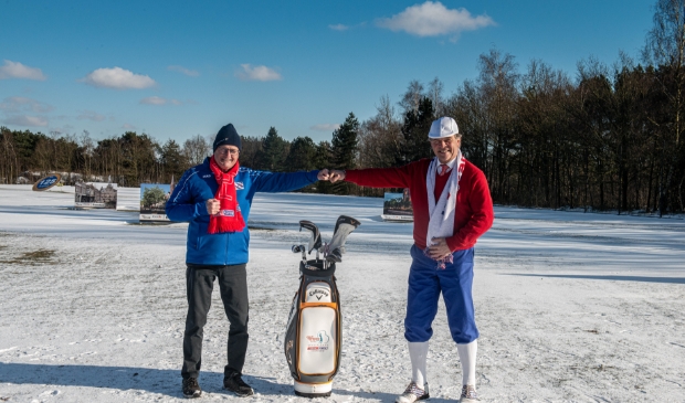 Foppe de Haan (links) en Auke Hempenius op de golfbaan.