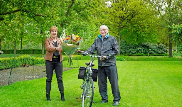 <p>Wethouder Gelbrig Hoekstra feliciteert Johannes van der Kooij met de eretitel 'Oudste Doortrapper van Tytsjerksteradiel'.</p>