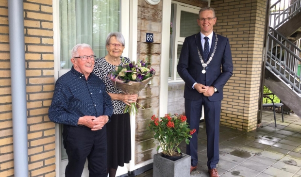 Burgemeester Jeroen Gebben met het echtpaar Rijpma-Bosma.