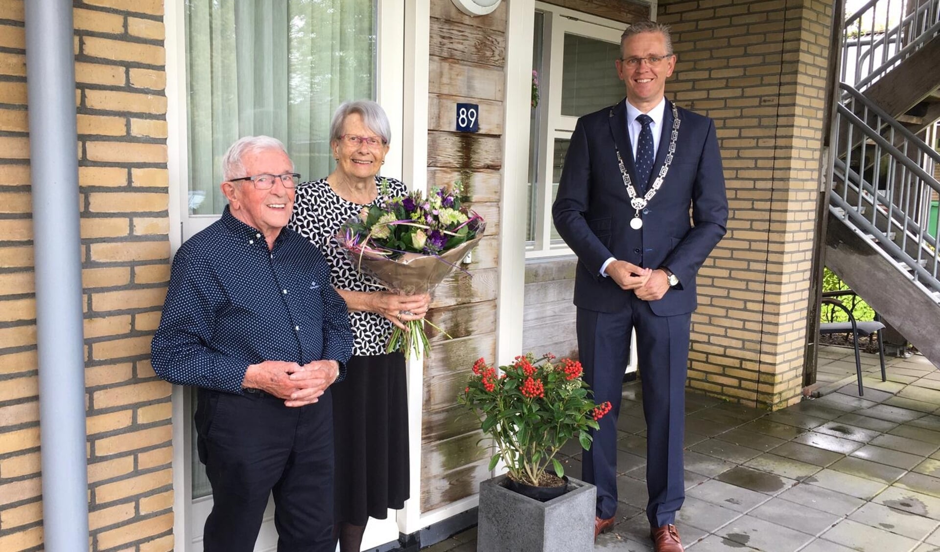 Burgemeester Jeroen Gebben met het echtpaar Rijpma-Bosma.
