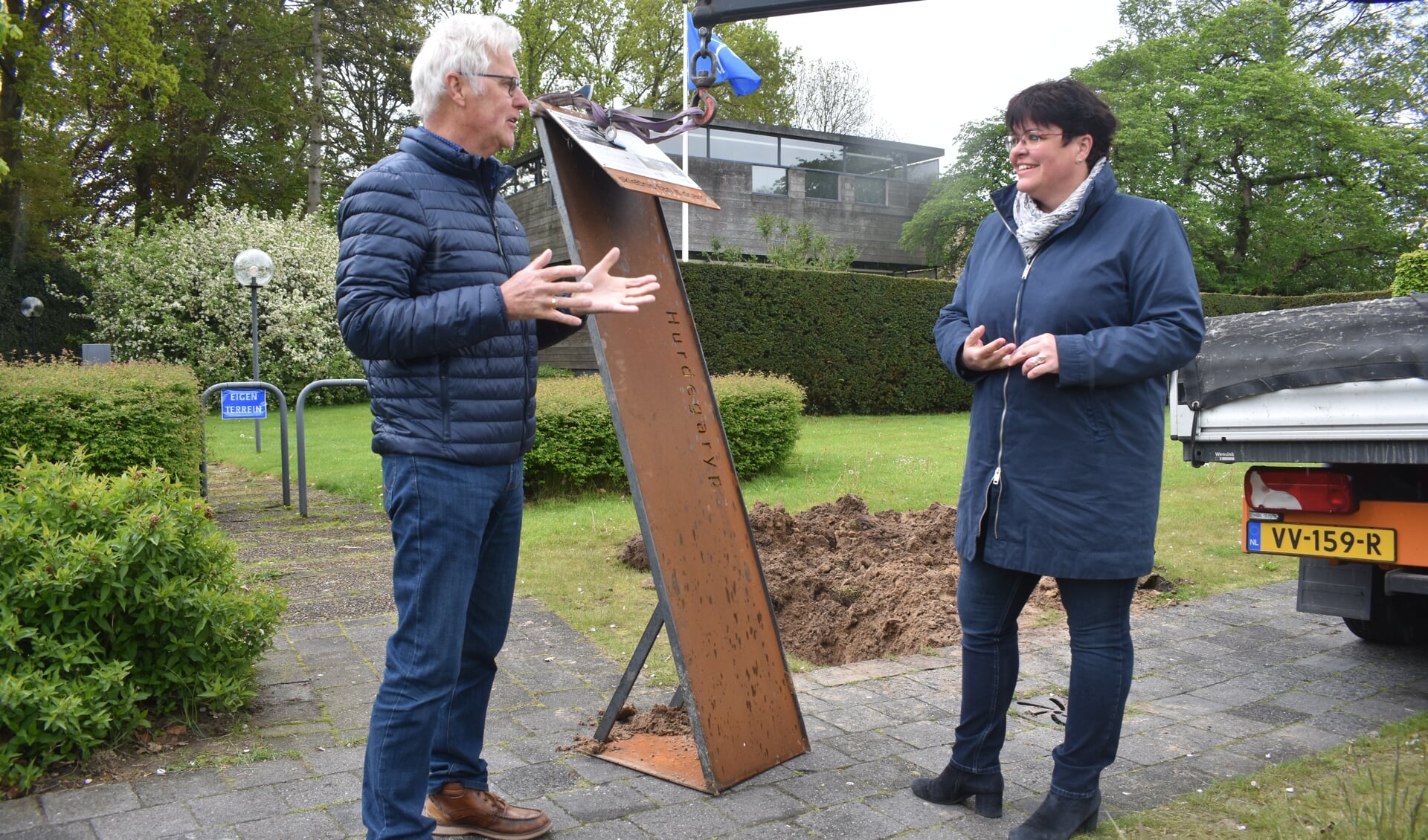 Harry van Borkulo (links) en wethouder Tytsy Willemsma bij het elfde bord, over de woning van Abe Bonnema (achtergrond).