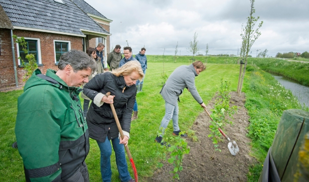 Het bleef zaterdag niet bij het aanbieden van een poster: de eerste boompjes werden ook meteen geplant.