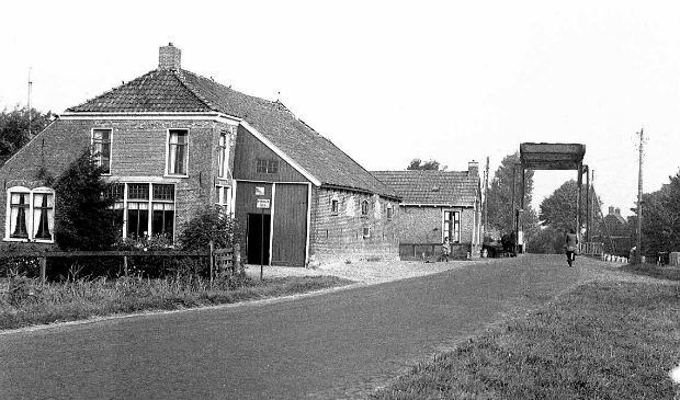 <p>De brug in het hart van De Falom, gezien vanaf het zuiden, 1953.</p>