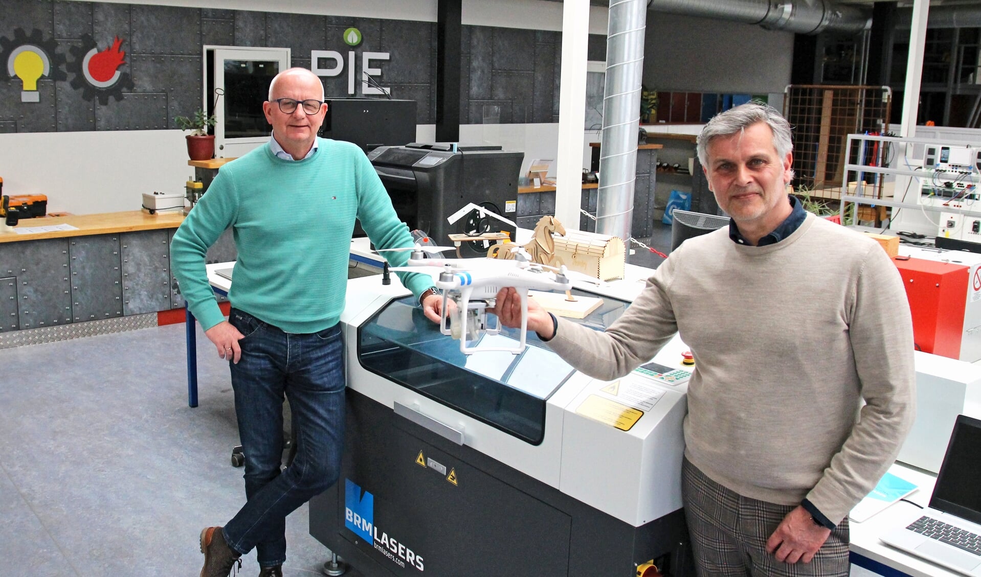 Sipke Saakstra en Rick Lei te midden van een drone, lasersnijder en 3D-printers. "De tijd dat techniek werd geassocieerd met vieze handen, is echt passé."