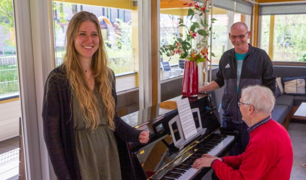 <p>Coördinator Tessa de Jong, Willem Bos en achter de piano Kasper Bruens.</p>