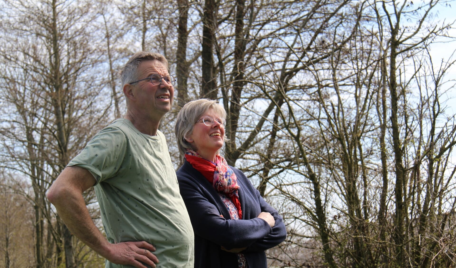 Wytze en Anita de Vries uit Surhuizum genieten in het voorjaar van vogelgeluiden in en rond de elzensingels.