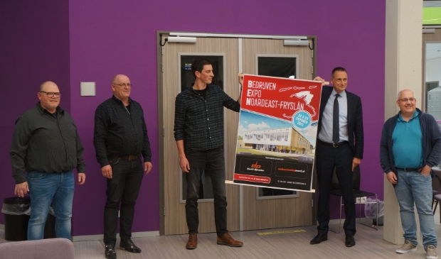 <p>Hier staan van links naar rechts initiatiefnemers Sjouke Henstra, Theo Witteveen, hoofdsponsor Heinze Pijnacker van Walbeschoeiing Noord, wethouder Jelle Boerema en initiatiefnemer Henk Reitsma.</p>