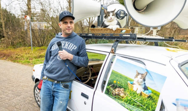 Zanger Emiel en acteurpoes Gurbe roepen mensen op als het donker is de kat in huis of de schuur te houden.