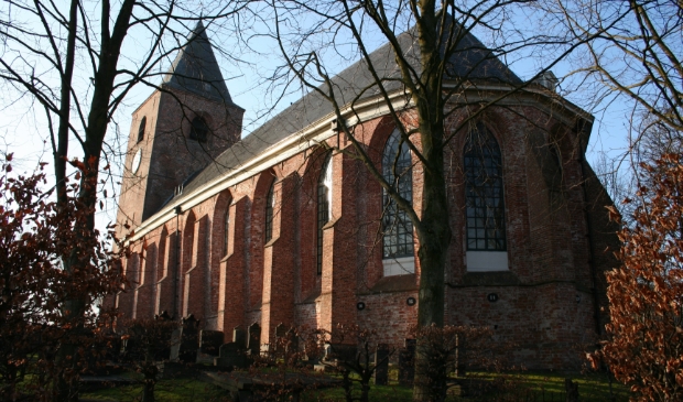 De Mariakerk in Buitenpost staat in het hart van het dorp.