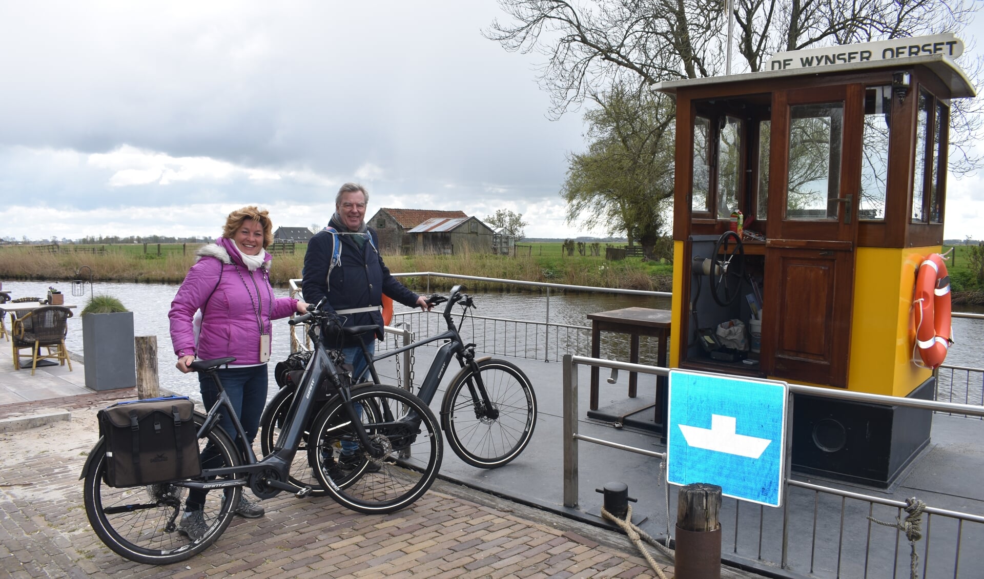 Jolanda en Wim Boomkamp uit Oldenzaal fietsen - in etappes - de Elfstedentocht. In Wyns laten ze zich overzetten, richting Leeuwarden.