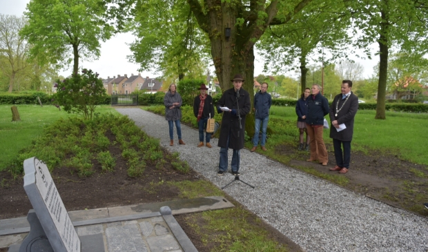 'Gemeentedichter' Geart Tigchelaar leest een gedicht voor, geschreven ter gelegenheid van de herbegrafenis. Rechts burgemeester Johannes Kramer.