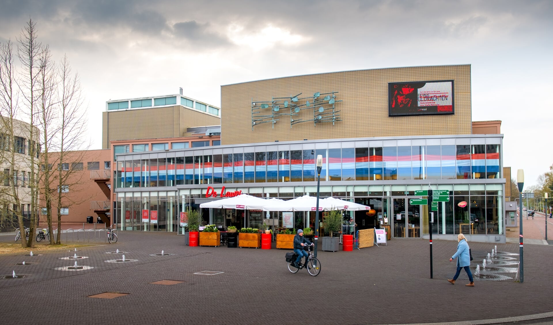 Schouwburg de Lawei heeft de Nederlandse Vlag voor de ramen gehangen.