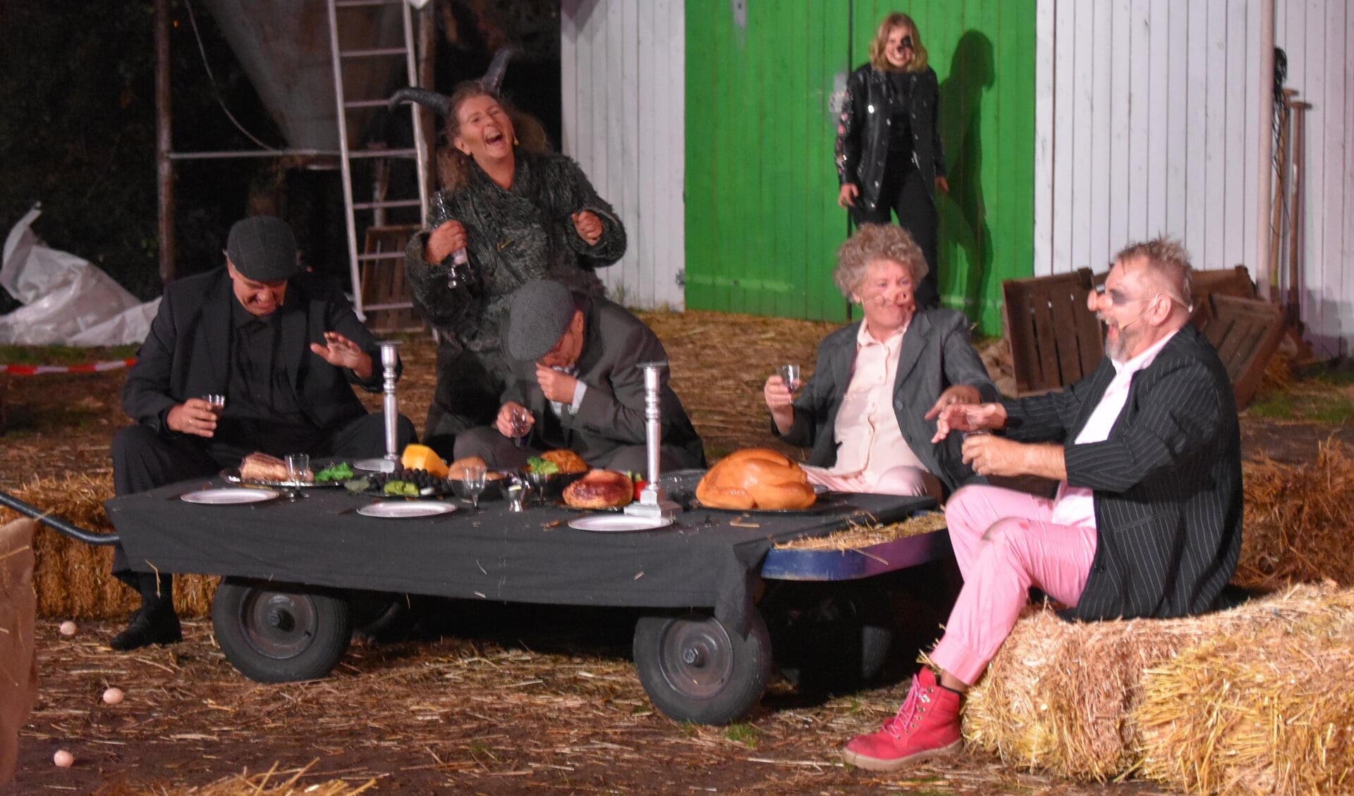 De bijna laatste scène van 'Animal Farm' blijkt ook de bijna laatste scène van Stichting Iepenloftspul Opsterlân.