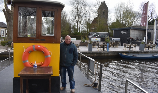 De Wynser Oerset met schipper Gosse Hiemstra. Rechts eetcafé De Winze.