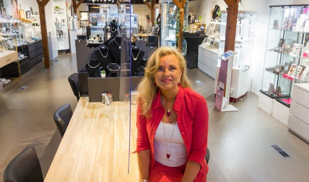 <p>Hilde Ferbeek heet je van harte welkom bij Juwelier De Slag.</p>