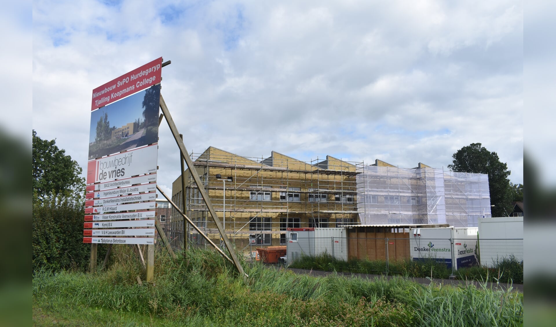 Het nieuwe gebouw van het Tjalling Koopmans College in Hurdegar, zoals het eind 2020 in de steigers stond.
