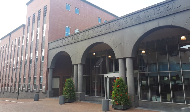 <p>It gemeentehûs yn Dokkum, mei noch de âlde, Nederlânske namme: 'Gemeentehuis Dongeradeel'.</p>