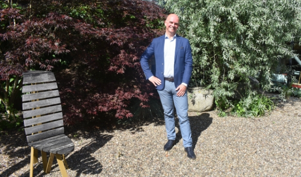 <p>Wethouder Felix van Beek in de binnentuin van het gemeentehuis in Drachten.</p>