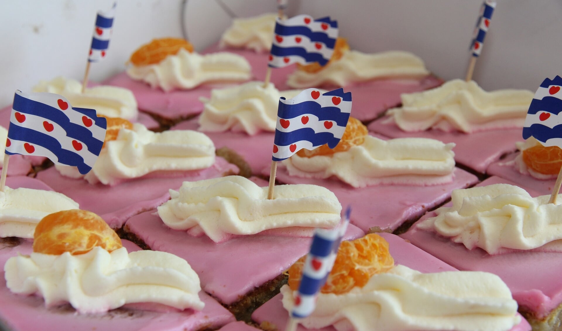 Fries (kunnen) gebruiken ervaren mensen soms als een feestelijke welkomsttaart, zoals deze oranjekoek.