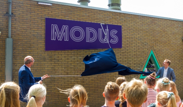 <p>Ritske Tulner, voorzitter van het College van Bestuur van Stichting Oarsprong en wethouder Andries Bouwman onthullen de naam van de nieuwe onderwijsroute.</p>