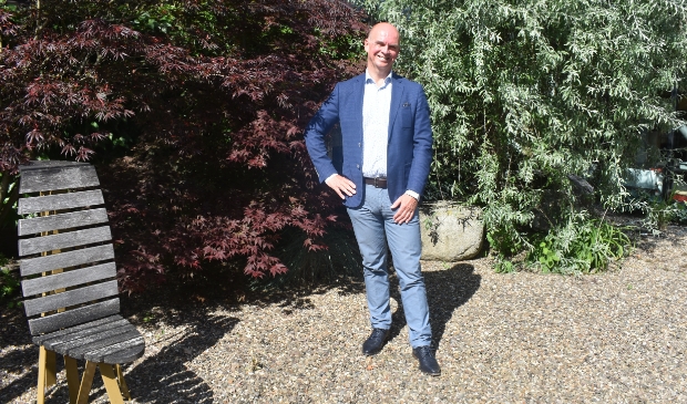<p>Wethouder Felix van Beek in de binnentuin van het gemeentehuis in Drachten.</p>
