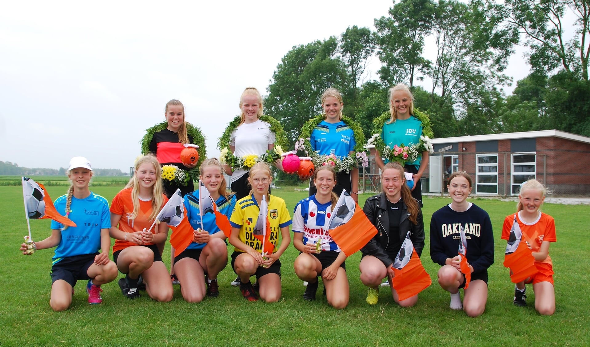 De schoolmeisjes die deelnamen aan de Ropta Boys-kaatspartij, in het teken van oranje en het EK voetbal.