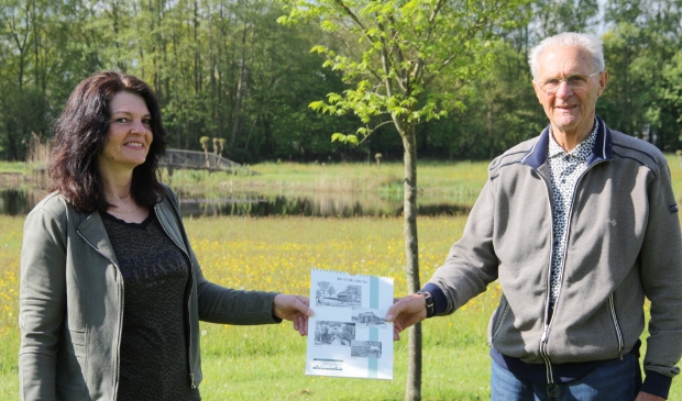 <p>Piet Bakker overhandigt de verjaardagskalender aan beheerster Renneke Wiersma.</p>