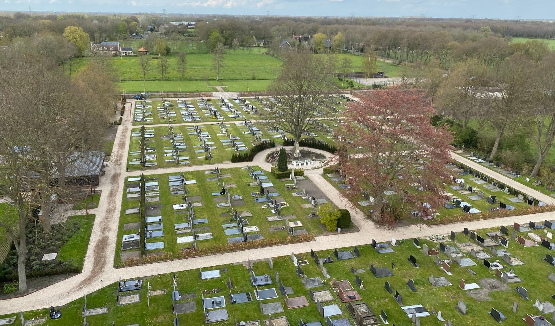 De begraafplaats bij de Kruiskerk. Op de smalle strook gras achter de 'oude' begraafplaats komen in de toekomst de nieuwe graven.