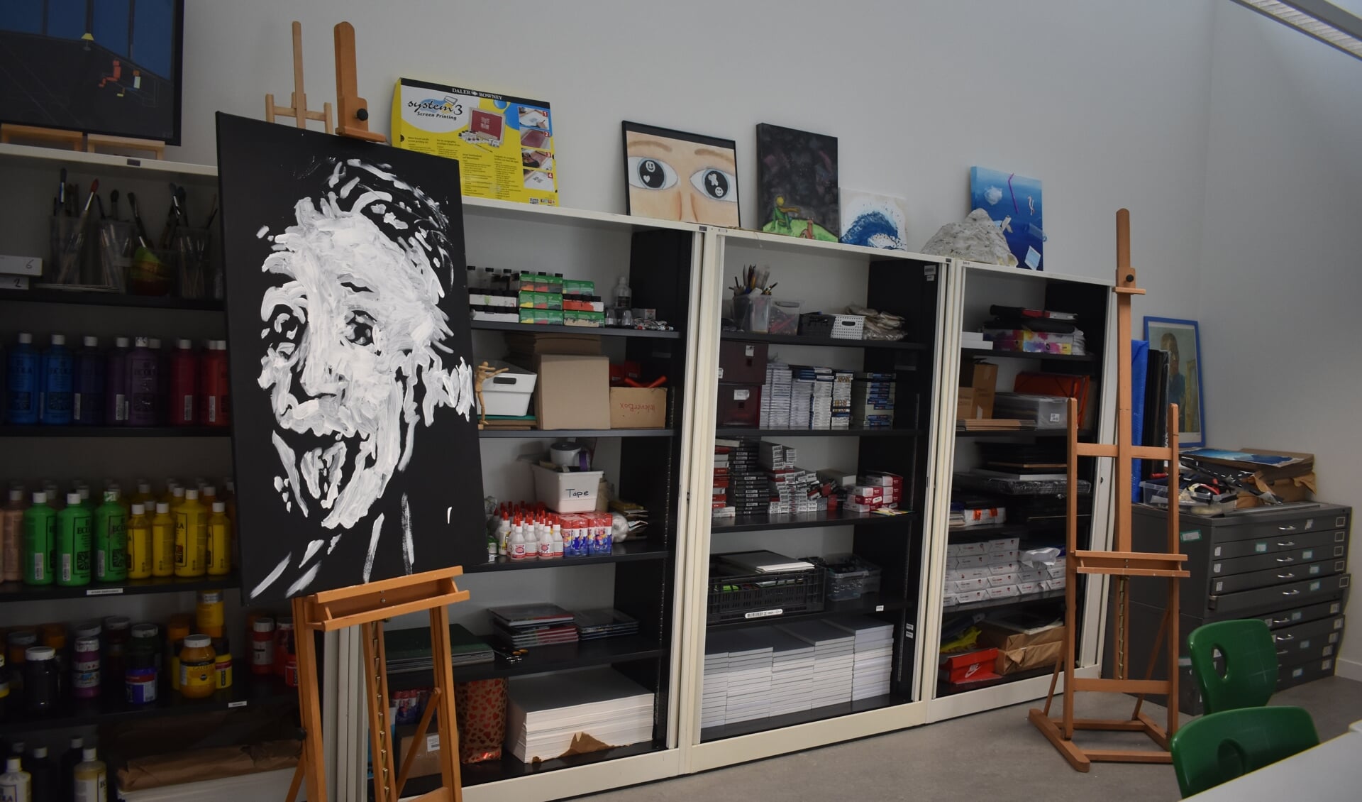 In het tekenlokaal van het Tjalling Koopmans College stond een geschilderd portret van Einstein.
