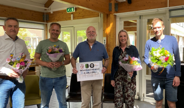 <p>De cheque wordt overhandigd door besturen van Drachtsters Boys en KV Drachten/VanderWiel en actiecomités aan de voorzitter van het Odensehuis.</p>