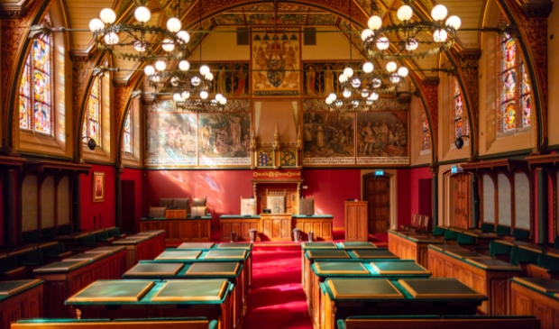 <p>De Statenzaal in het provinciehuis.</p>