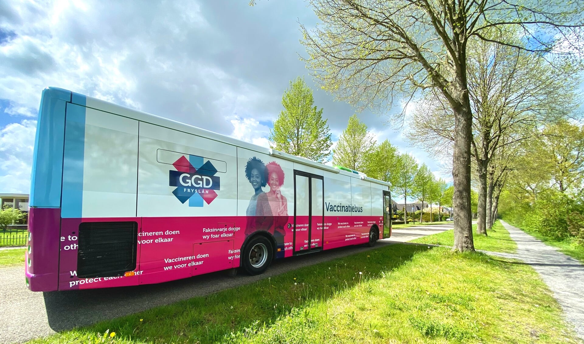 De 'vaccinatiebus', ook wel 'prikbus' genoemd, van GGD Fryslân, staat woensdag 28 juli overdag in de Westereen.