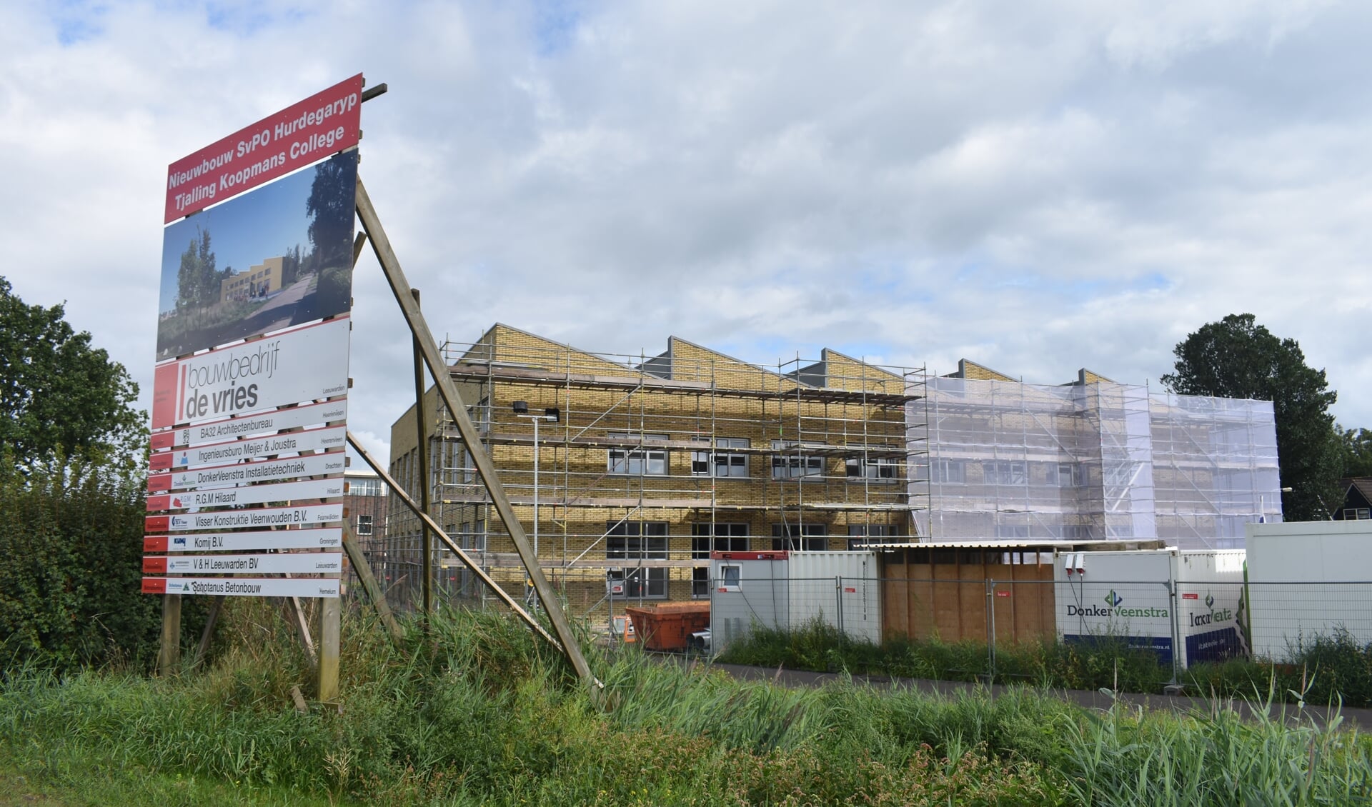 Het nieuwe gebouw van het Tjalling Koopmans College, zoals het eind 2020 in de steigers stond.