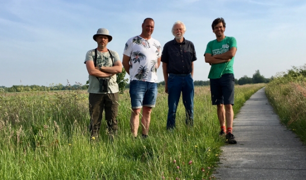 <p>Sije Schotanus (coördinator Vogelwacht), Ruurd Veenstra (nazorg Vogelwacht), Bindert Kloosterman (voorzitter perceelteam LvO) en Piet Mulder (boer en pachter van het perceel LvO).</p>