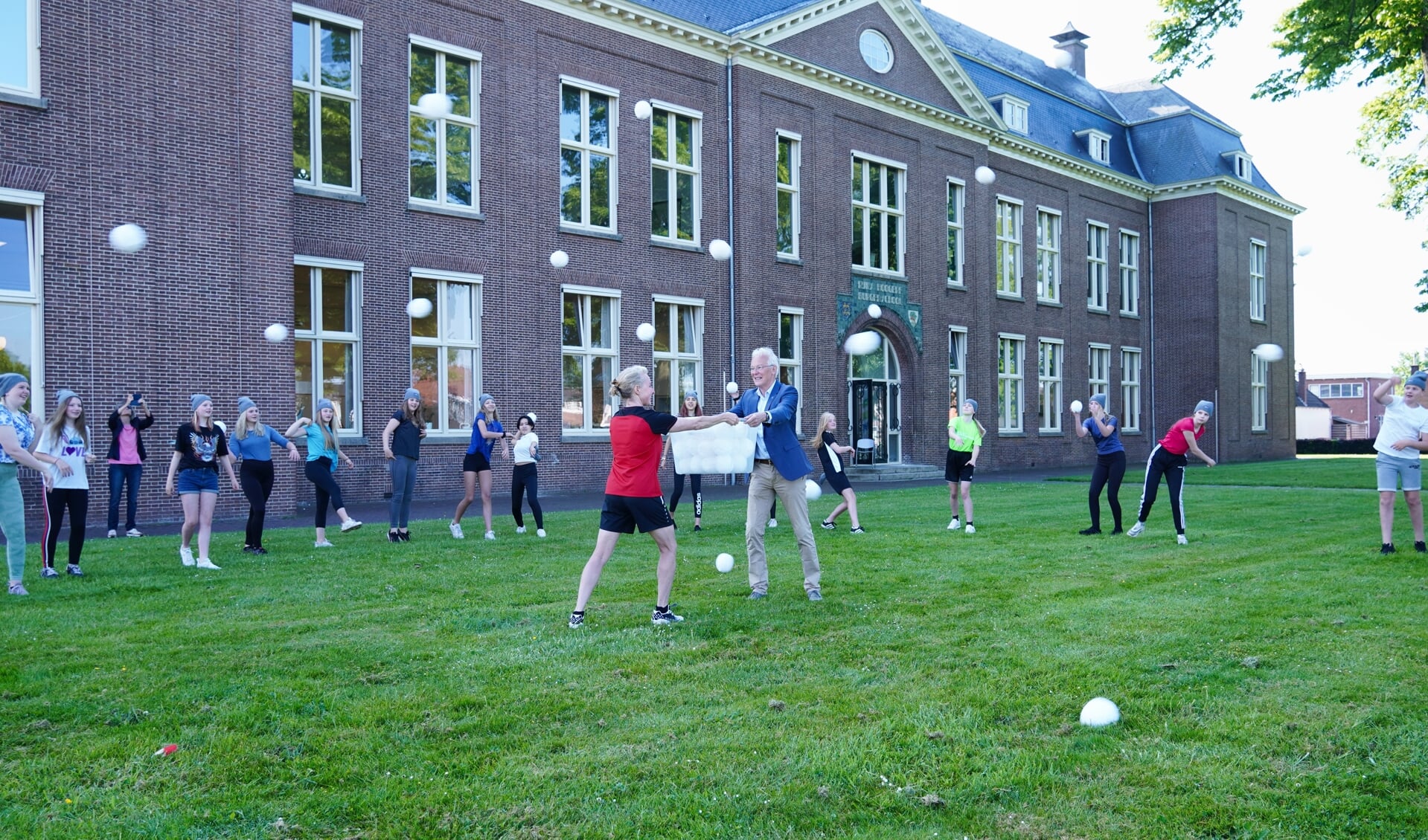 Burgemeester Jan Rijpstra kwam droge sneeuwballen brengen namens Sportbedrijf Drachten.