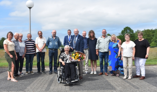 <p>De feestgangers bij Lauwersland, Oudwoude. In het midden Murkje, achter haar Jan Dillema. Daarachter de jarige zoon Sietse en locoburgemeester Jelle Boerema.</p>