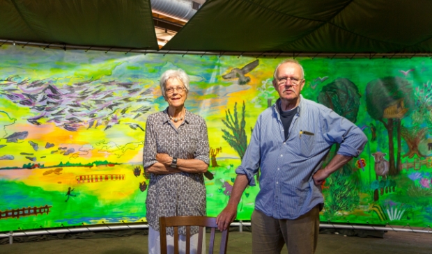 <p>Voorzitter Rommy Soepboer en penningmeester Roelof Veeningen van de Stichting Panorama InsideOUT Fryslân. Op de achtergrond is een klein deel van het panorama zichtbaar.</p>